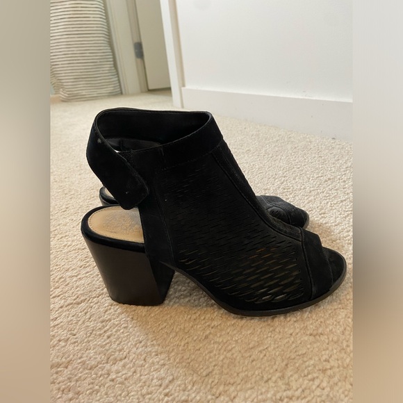 Vince Camuto Lavette Perforated Black Peep Toe Bootie Sandal Size 5 - Picture 2 of 4